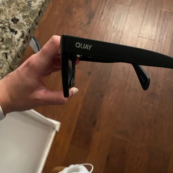 QUAY sunglasses. - Picture 2 of 3